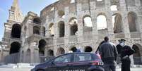 Patrulha policial em frente ao Coliseu de Roma, capital da Itália, em dia de lockdown nacional  Foto: ANSA / Ansa - Brasil