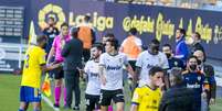 Diakhaby e os jogadores do Valencia deixando o gramado após a acusação de racismo (Foto: Divulgação/Valencia)  Foto: Gazeta Esportiva