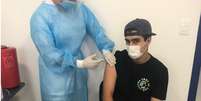 Abdel Perez foi vacinado no Uruguai na terça-feira, dois dias após completar 18 anos  Foto: Arquivo pessoal/BBC / BBC News Brasil