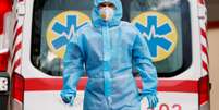 Profissional de saúde com trajes de proteção em frente a ambulância do lado de fora de hospital em Kiev, na Ucrânia
24/11/2020 REUTERS/Gleb Garanich  Foto: Reuters