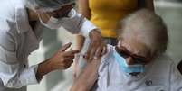 Profissional de saúde aplica dose da vacina AstraZeneca/Oxford no Rio de Janeiro
01/02/2021
REUTERS/Pilar Olivares  Foto: Reuters