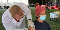 Pato recebe a primeira dose da vacina contra a covid-19  Foto: Reprodução/Instagram / Estadão