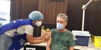 Chico Buarque compartilhou uma foto sendo vacinado nas suas redes sociais  Foto: Instagram/ @chicobuarque / Estadão