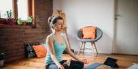 A melhor meditação para diminuir a ansiedade é voltada para a sua respiração  Foto: hobo_018 / iStock