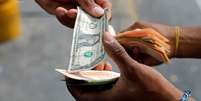 Notas de dólar de baixo valor são escassas na Venezuela  Foto: Reuters / BBC News Brasil