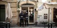 Polícia na frente de restaurante em Roma
 7/4/2021   REUTERS/Yara Nardi  Foto: Reuters