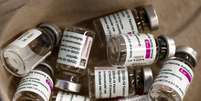 Ampolas vazias da vacina da AstraZeneca contra Covid-19
25/02/2021
REUTERS/Sergio Perez  Foto: Reuters