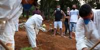Mulher que morreu de covid-19 é sepultada no cemitério de Vila Formosa, em São Paulo
23/03/2021
REUTERS/Amanda Perobelli  Foto: Reuters