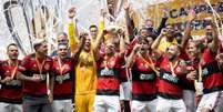 Bicampe&atilde;o! Flamengo levantou o caneco (Foto: Lucas Figueiredo/CBF)  Foto: LANCE!
