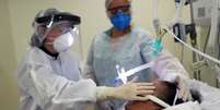 Cirurgiã dentista trata paciente com covid-19 em UTI de hospital em São Paulo
08/04/2021
REUTERS/Amanda Perobelli  Foto: Reuters