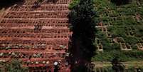 Vista aérea do cemitério da Vila Nova Cachoeirinha, em São Paulo (SP), em meio à pandemia de coronavírus 
01/04/2021
REUTERS/Amanda Perobelli  Foto: Reuters