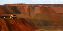 Caminhão circula por mina de minério de ferro da Fortescue na Austrália
REUTERS/Jim Regan  Foto: Reuters