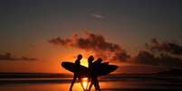 Surfistas em praia de Carcavelos, em Portugal
11/03/2021
REUTERS/Pedro Nunes  Foto: Reuters