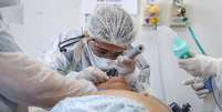 Médica realiza procedimento de intubação em paciente suspeito de ter Covid-19, em São Bernanrdo do Campo (SP)
24/03/2021
REUTERS/Amanda Perobelli  Foto: Reuters