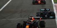 Max Verstappen seguido por Lewis Hamilton no GP do Bahrein   Foto: Beto Issa / Grande Prêmio