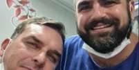 Médico que atendeu Flavio Bolsonaro postou uma foto com o senador  Foto: Reprodução/Instagram