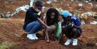 Parentes de vítima da Covid-19 choram no enterro em cemitério de São Paulo
23/03/2021
REUTERS/Amanda Perobelli  Foto: Reuters