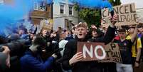 Torcedores do Chelsea protestam em Londres (Foto: Adrian DENNIS / AFP)  Foto: Lance!