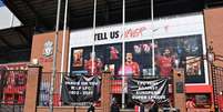 Torcedores do Liverpool protestam contra a criação da Superliga (AFP)  Foto: Lance!