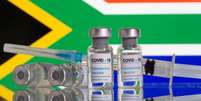 Fracos com inscrição de vacina contra Covid-19 em frente à bandeira da África do Sul. 9/2/2021. REUTERS/Dado Ruvic  Foto: Reuters