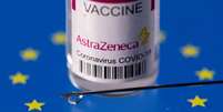 Frasco rotulado como de vacina da AstraZeneca contra Covid-19 sobre bandeira da União Europeia em foto de ilustração
24/03/2021 REUTERS/Dado Ruvic  Foto: Reuters