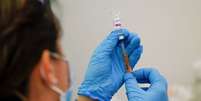 Dose de vacina da AstraZeneca é preparada em centro de imunicação em Newmarket
26/3/2021 REUTERS/Andrew Couldridge  Foto: Reuters