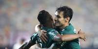 Raphael Veiga do Palmeiras comemora o segundo gol  Foto: Raul Sifuentes / Reuters