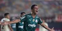 Renan marcou o gol da vitória Alviverde nos acréscimos (Foto: Raul SIFUENTES / POOL / AFP)  Foto: Lance!