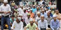 Aglomera&ccedil;&atilde;o pelo Ramad&atilde; em Kolkata, na &Iacute;ndia  Foto: EPA / Ansa - Brasil
