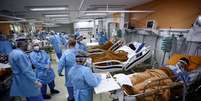 Profissionais de saúde tratam de pacientes na sala de emergência do hospital Nossa Senhora da Conceição, em Porto Alegre
11/03/2021 REUTERS/Diego Vara  Foto: Reuters