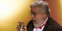 John JB Wilson, cocriador do Framboesa de Ouro, ostenta a estatueta da premiação  Foto: Getty Images / BBC News Brasil