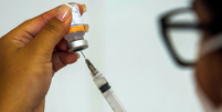 Nenhuma vacina oferece proteção de 100% contra doenças, mas reduz — e muito — as chances de infecção, hospitalização e mortes  Foto: Getty Images / BBC News Brasil
