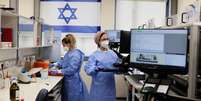 Os técnicos trabalham no laboratório público da doença de coronavírus do Maccabi (COVID-19) da Healthcare Maintenance Organization (HMO), realizando diversos e numerosos testes, em Rehovot, Israel  Foto: Ammar Awad / Reuters