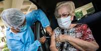 Dona Margarete Sequeira de 87 anos de idade, residente da cidade de Niterói (RJ), recebe sua segunda dose da vacina CoronaVac no Drive-Thru do campus do UFF - Gragoatá  Foto: Gabriel Bastos / Futura Press
