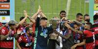 Foi bastante discreta a comemoração dos jogadores do Flamengo, após conquista da Taça Guanabara, nesse sábado (24)  Foto: Dhavid Normando / Futura Press