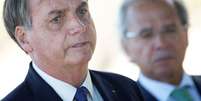 O presidente Jair Bolsonaro e, ao fundo, o ministro da Economia, Paulo Guedes. 27/04/2020. REUTERS/Ueslei Marcelino.   Foto: Reuters