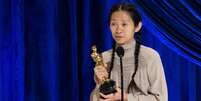 A diretora chinesa Chloé Zhao foi a primeira mulher asiática e a segunda mulher a ganhar o prêmio  Foto: AMPAS/Reuters / BBC News Brasil