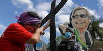 Protesto em Manaus contra atuação de Bolsonaro na pandemia - crise no Amazonas será investigada na CPI  Foto: REUTERS/Bruno Kelly / BBC News Brasil