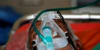 Paciente com máscara de oxigênio em ambulância em Ahmedabad, na Índia
25/04/2021 REUTERS/Amit Dave  Foto: Reuters