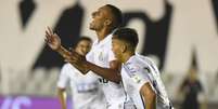 Atletas do Santos durante partida  Foto: Gazeta Esportiva