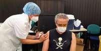 Zé Ramalho sendo imunizado contra a covid-19   Foto: Instagram/ @zeramalho / Estadão