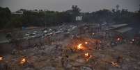 Cremação em massa de vítimas da Covid-19 em Nova Délhi, capital da Índia  Foto: EPA / Ansa - Brasil