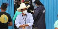 Pedro Castillo do lado de fora de local de vota&ccedil;&atilde;o em Cajamarca, no Peru
11/04/2021
Vidal Tarqui/ANDINA/Divulga&ccedil;&atilde;o via REUTERS  Foto: Reuters