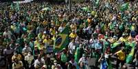 Manifestantes promovem aglomeração durante ato pró-Bolsonaro em São Paulo  Foto: Reuters / BBC News Brasil