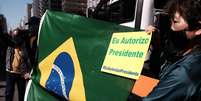 Manifestação na Avenida Paulista, em São Paulo, em favor do presidente Bolsonaro pede a intervenção militar  Foto: Ettore Chiereguini/Agif - Agência de Fotografia / Estadão Conteúdo