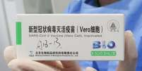 Enfermeira segura caixa com doses da vacina da Sinopharm contra Covid-19 em centro de vacinação em Pequim
15/04/2021 REUTERS/Thomas Peter  Foto: Reuters