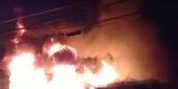 Ônibus do transporte coletivo foi incendiado durante a madrugada, no Parque Vitória Régia, em Sorocaba  Foto: Corpo de Bombeiros/Divulgação / Estadão