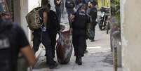 Policiais carregam corpo durante operação na favela do Jacarezinho
06/05/2021
REUTERS/Ricardo Moraes  Foto: Reuters