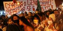 Familiares de vítimas seguram velas em protesto contra violência policial no Jacarezinho
07/05/2021
REUTERS/Ricardo Moraes  Foto: Reuters