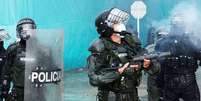 A pol&iacute;cia colombiana foi duramente criticada pelo uso excessivo da for&ccedil;a durante os protestos  Foto: EPA / BBC News Brasil